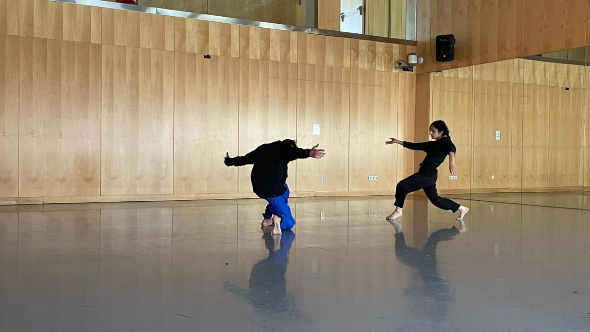 Dos personas bailando