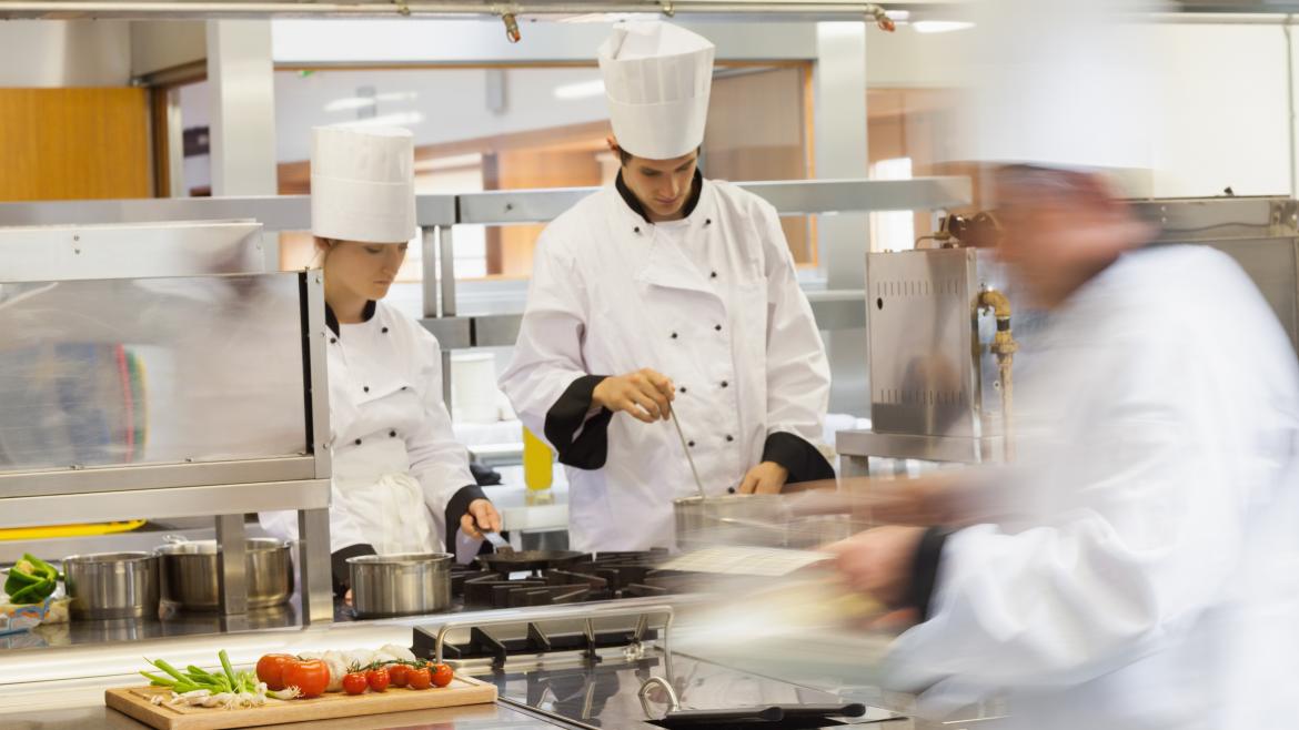 Cocineros preparando comida