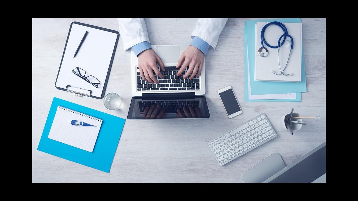 empleo Persona que está escribiendo en un ordenador portátil