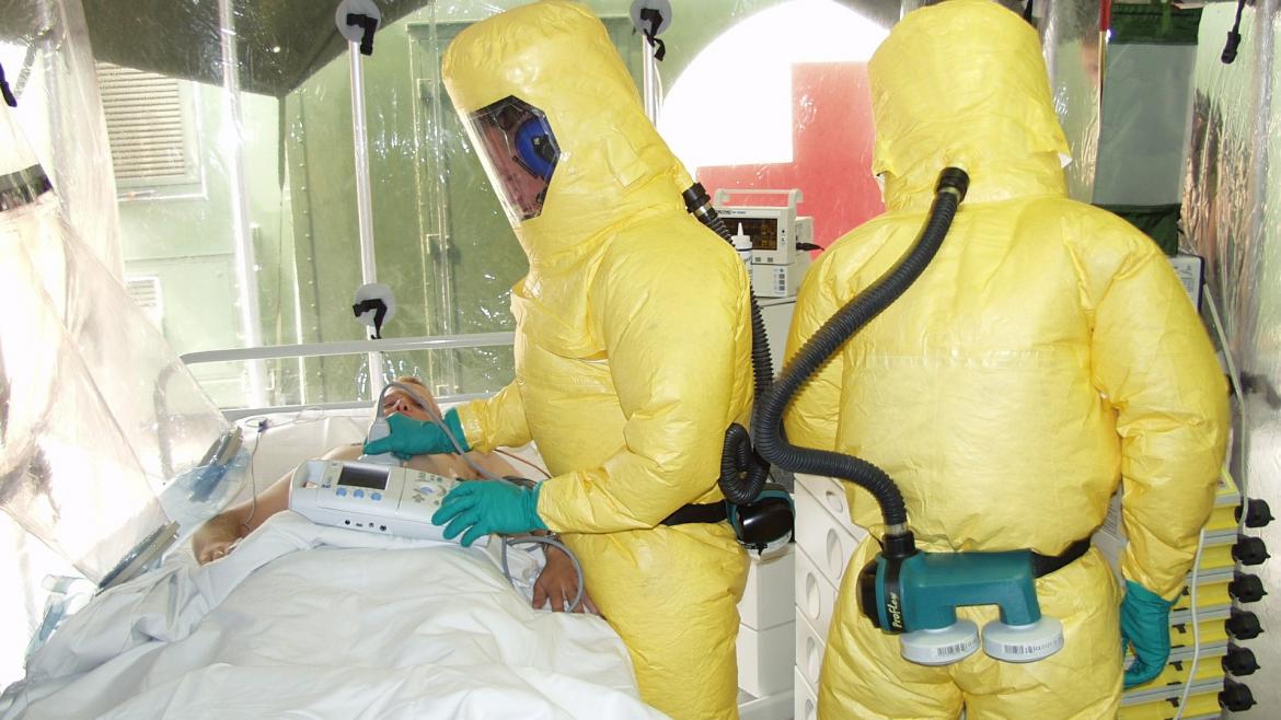 Es un aislamiento de un paciente, donde se observa a los médicos llevar trajes de Protección Personal de color amarillo