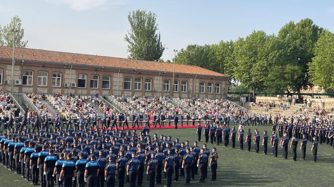 Plano general de todos los policías participantes en el acto en formación oficial