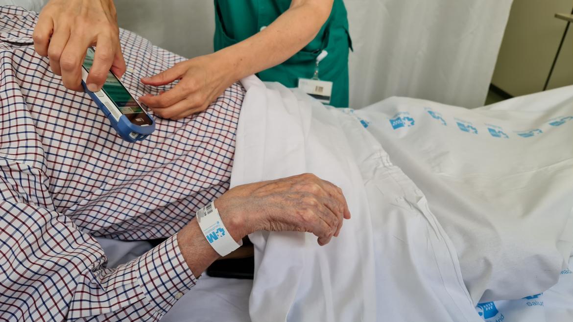La Comunidad de Madrid usa en el Hospital público 12 de Octubre tecnología inteligente para administrar quimioterapia a pacientes con cáncer Imagen de una enfermera atendiendo a un paciente