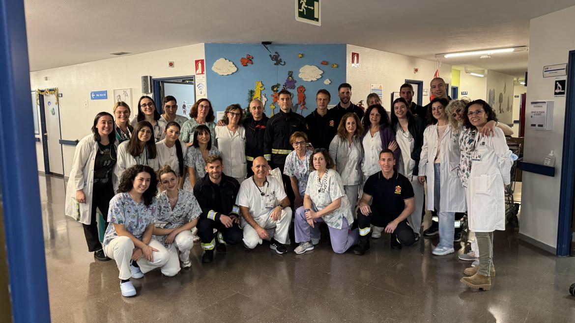 Bomberos de la Comunidad de Madrid visitan Pediatría del Hospital Universitario de Getafe