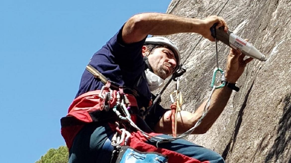 Persona practicando escalada