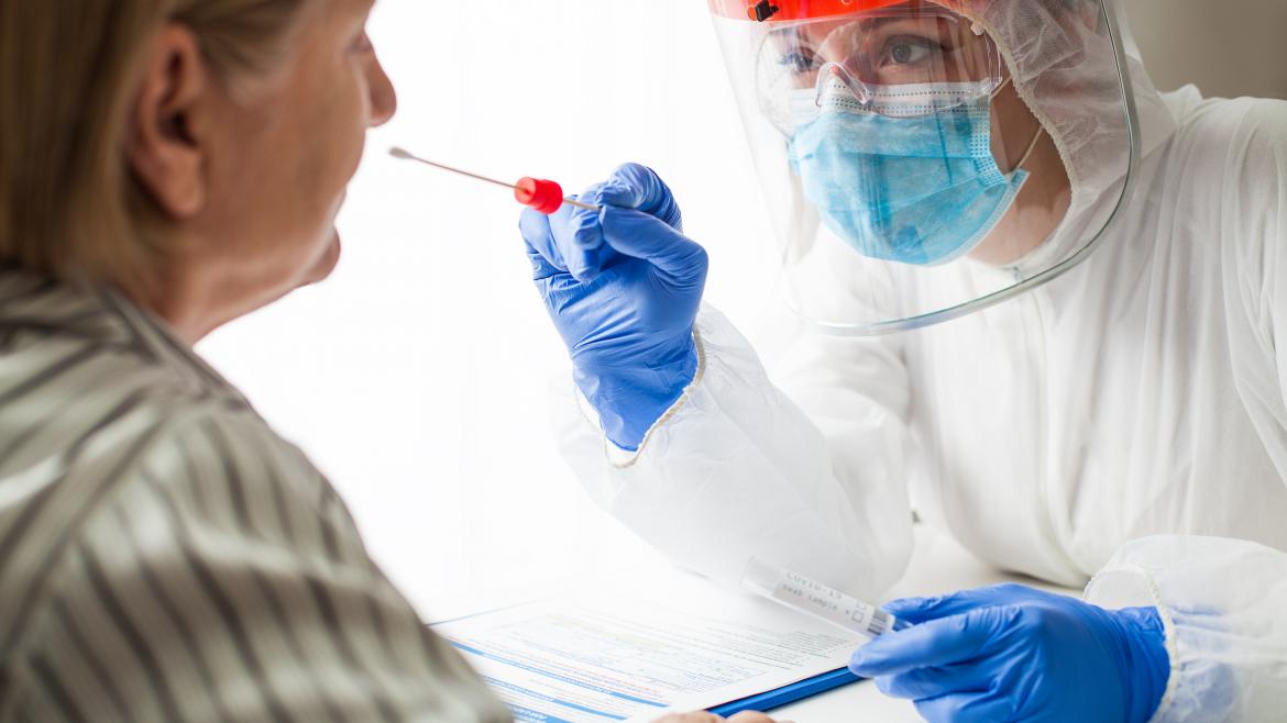 Mujer haciendo un test de coronavirus
