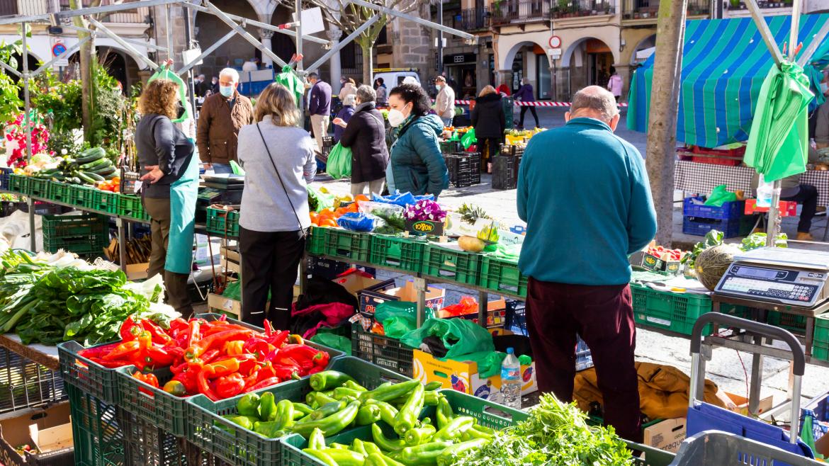 Puestos de un mercado de frutas y verduras Mercado de frutas y verduras