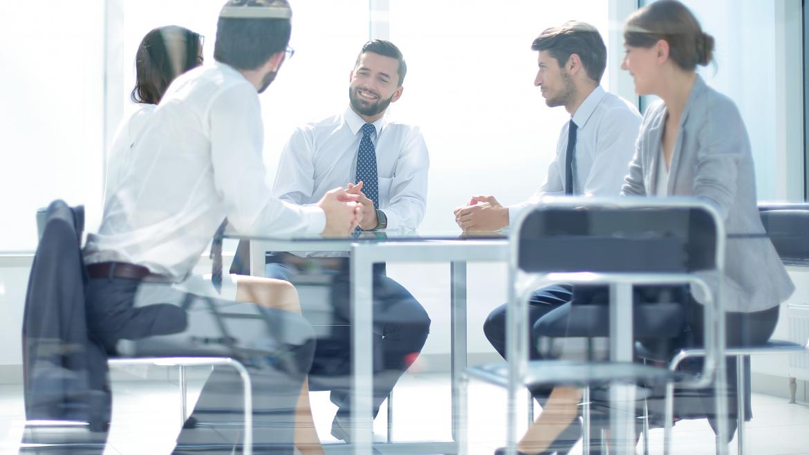 grupo de oficinistas hombres con camisa y corbata y mujeres con traje