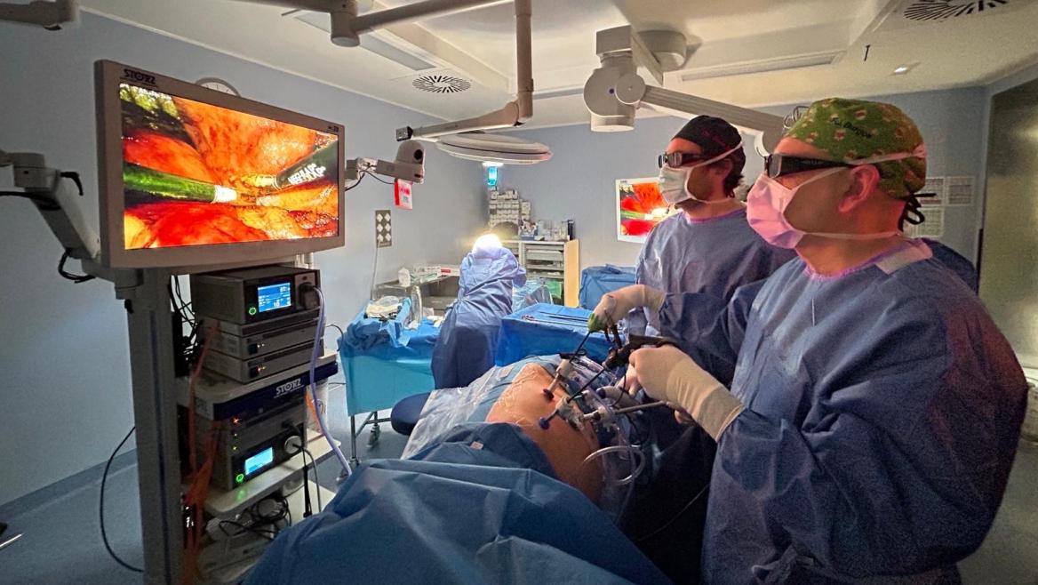 Profesionales del Hospital público Ramón y Cajal han realizado un trasplante de riñón asistido por robot