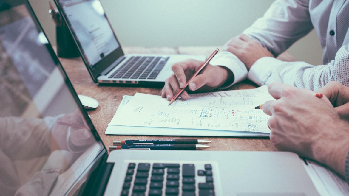 Personas trabajando con ordenadores portátiles
