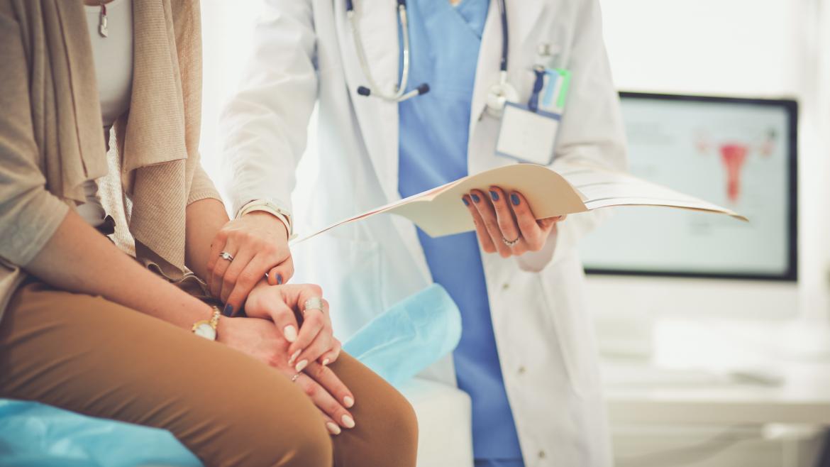 Doctora atendiendo a paciente Centro de Urgencias