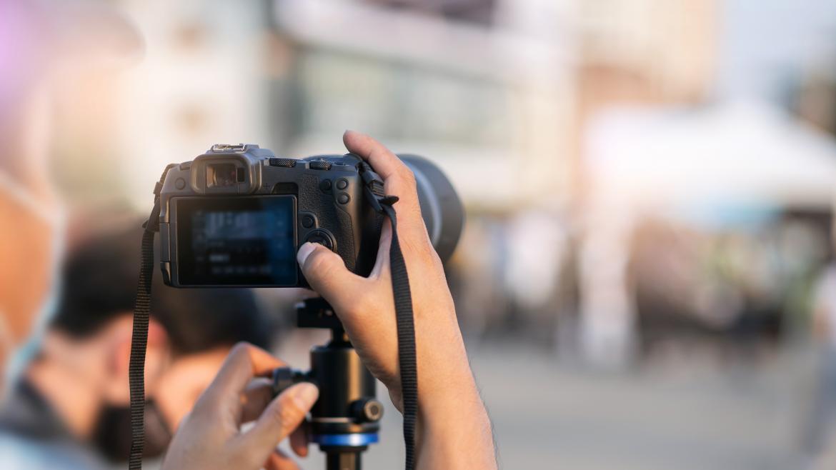 Aprobada 1,7 millones para actividades formativas de cinematografía y audiovisual Camara de fotos sujetada por una persona