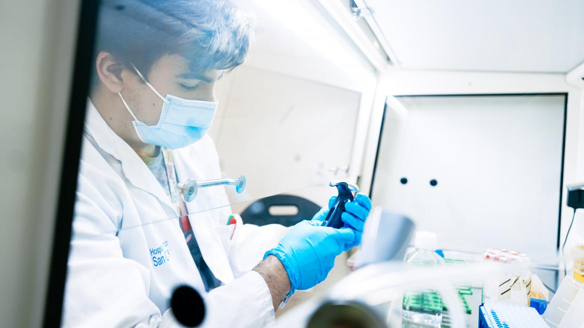 profesional sanitario realizando un cribado del tratamiento del cáncer