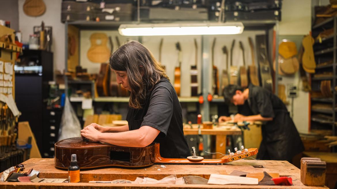 chica trabajando en un taller