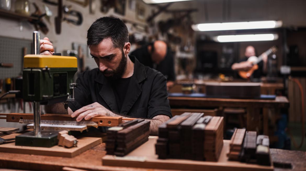 joven trabajando en un taller