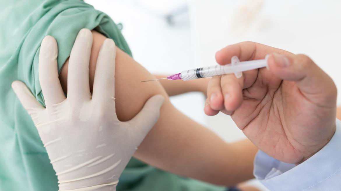 vacunación contra la gripe Un enfermero vacunando a una persona