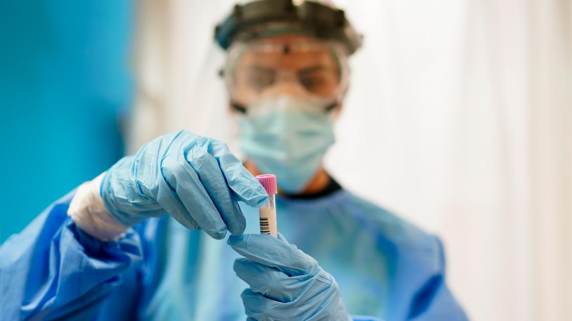 sanitario haciendo una PCR Un profesional sanitario haciendo una PCR