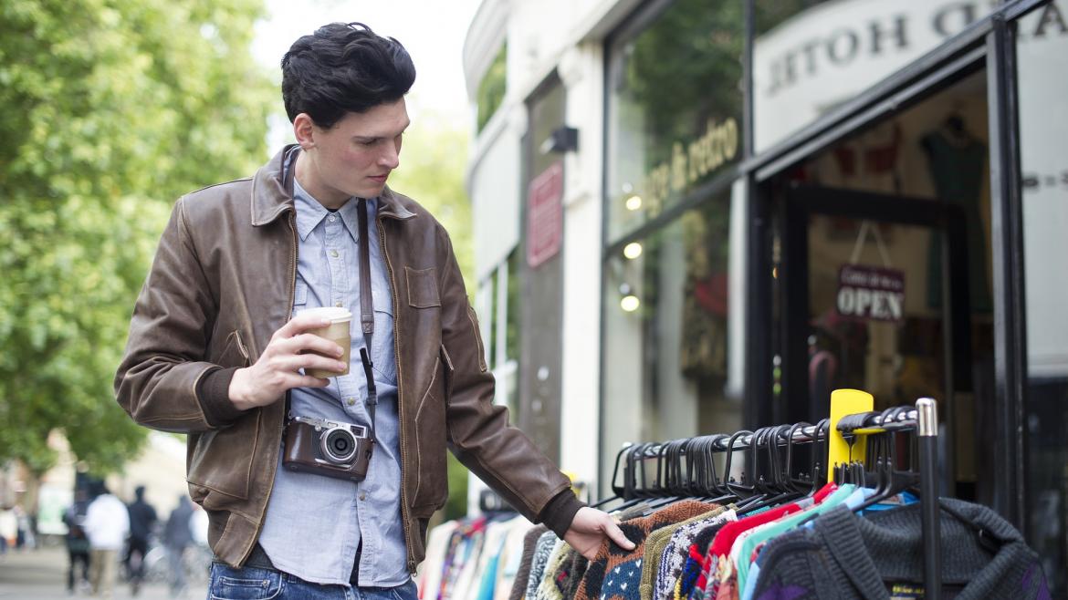 Joven turista comprando