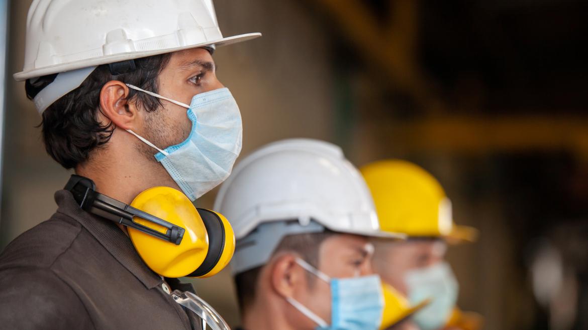 Riesgos laborales mascarilla casco trabajadores trabajador Trabajadores con protecciones