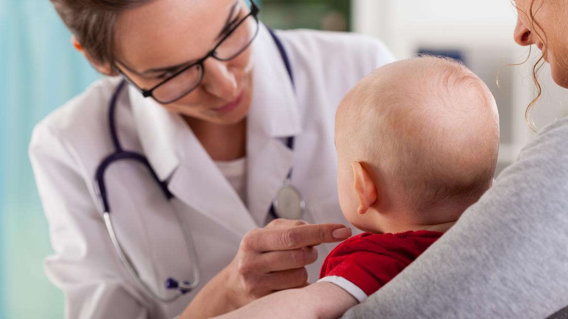 Doctora atendiendo a bebé