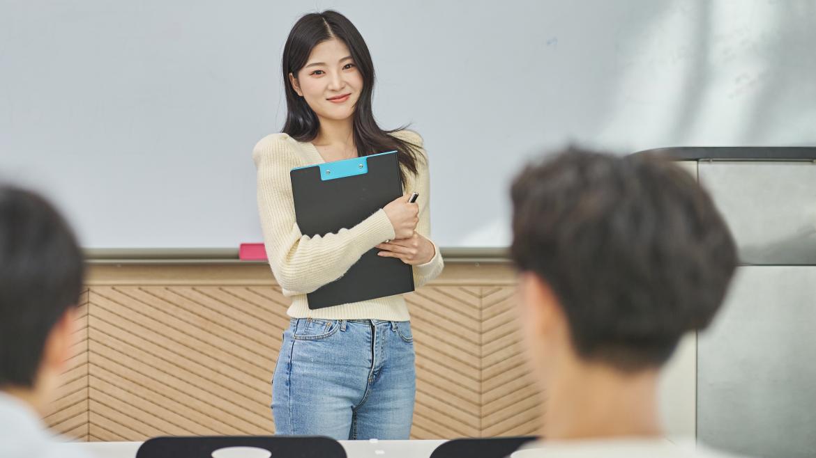 Coreana dando clase