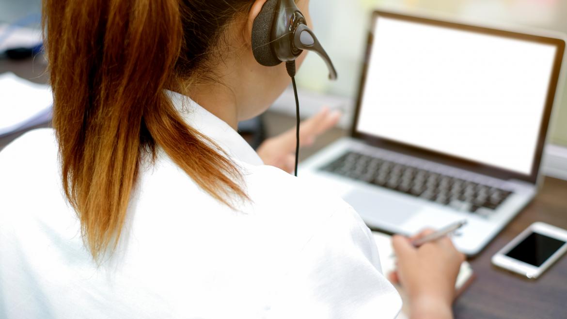Mujer de espaldas atendiendo el teléfono