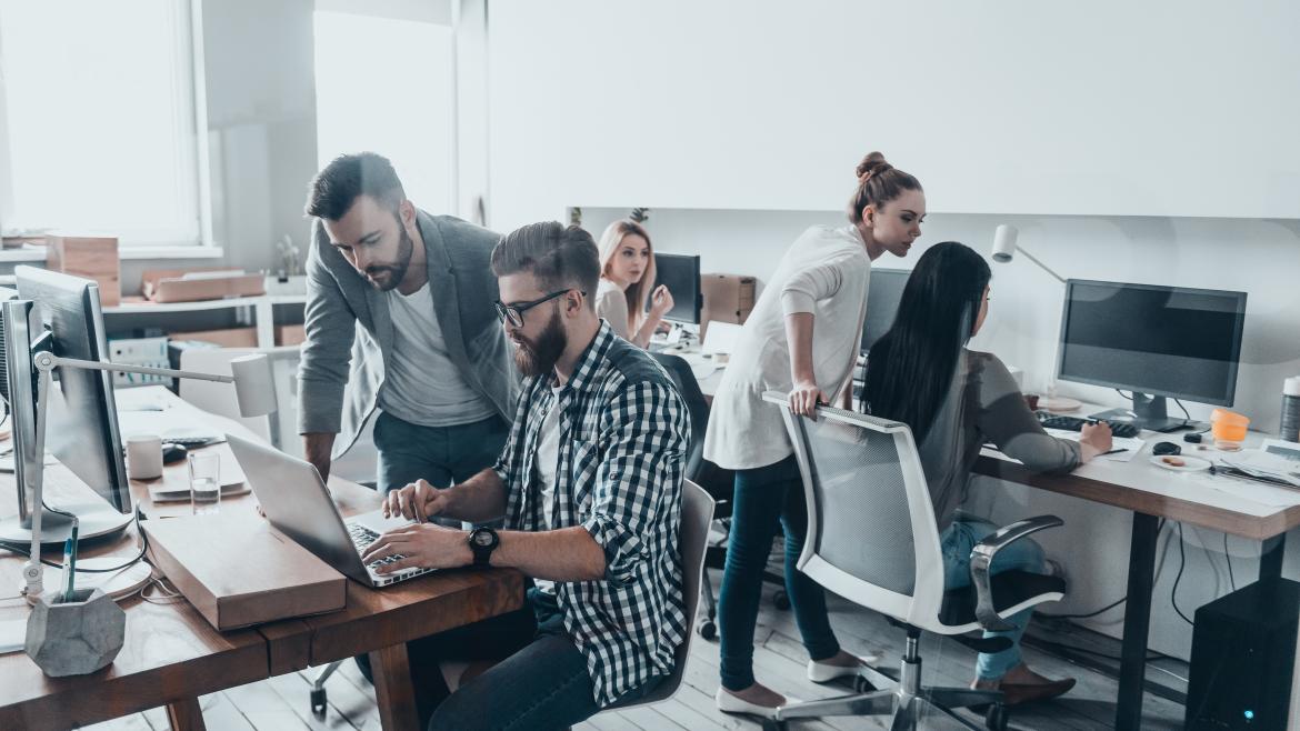 Una oficina Una oficina con jóvenes trabajadores