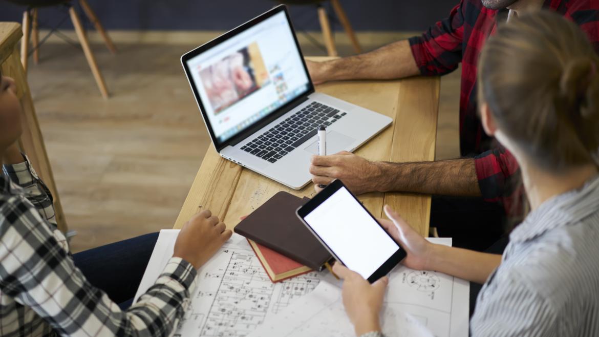 empleados trabajando con un ordenador