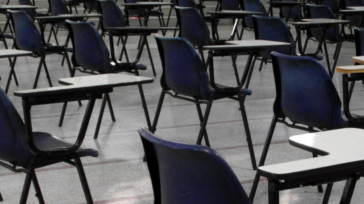 Exámenes de la EvAU de años anteriores Aula de exámenes vacía