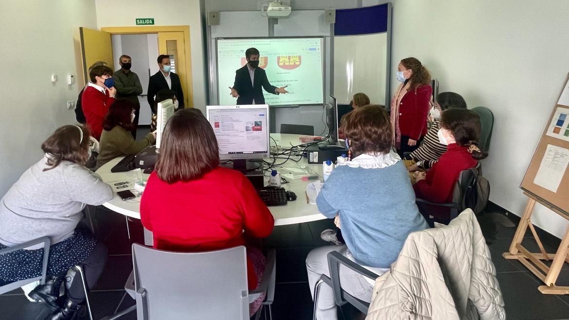 Imagen de la visita a un aula de edición de lectura fácil La Comunidad de Madrid trabaja para la igualdad real y efectiva de los ciudadanos editando en lectura fácil documentos de interés público