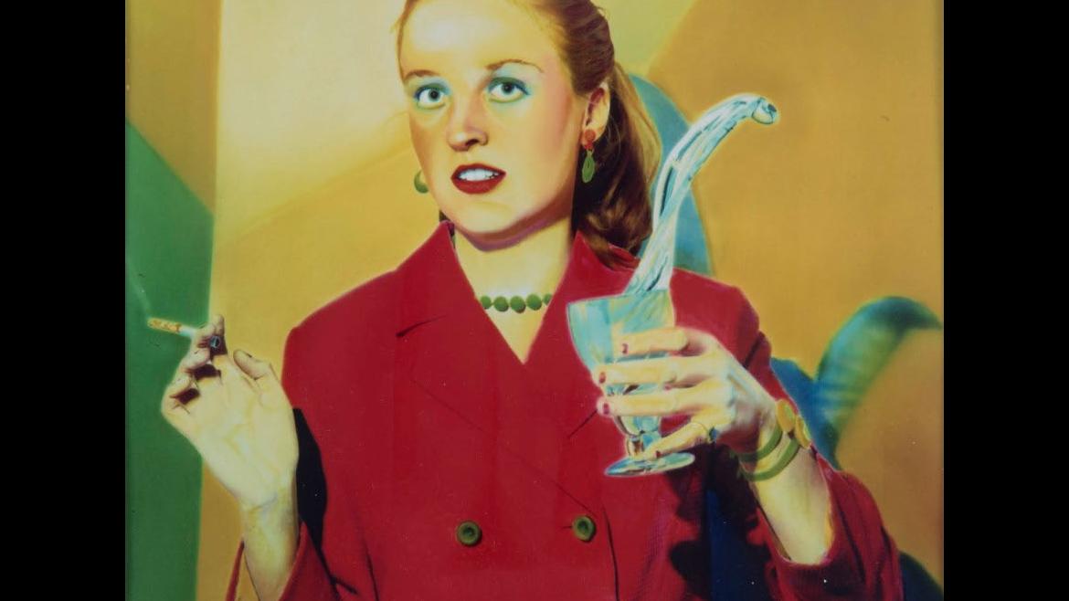 Imagen de una mujer vestida como en los tiempos de La Movida madrileña