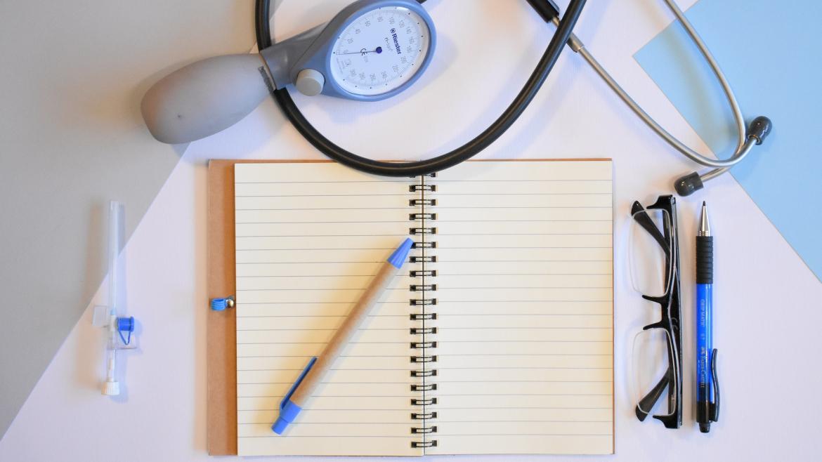 El Hospital Universitario de Fuenlabrada recibe a nuevos estudiantes de Medicina Una libreta, un bolígrafo y un fonendo
