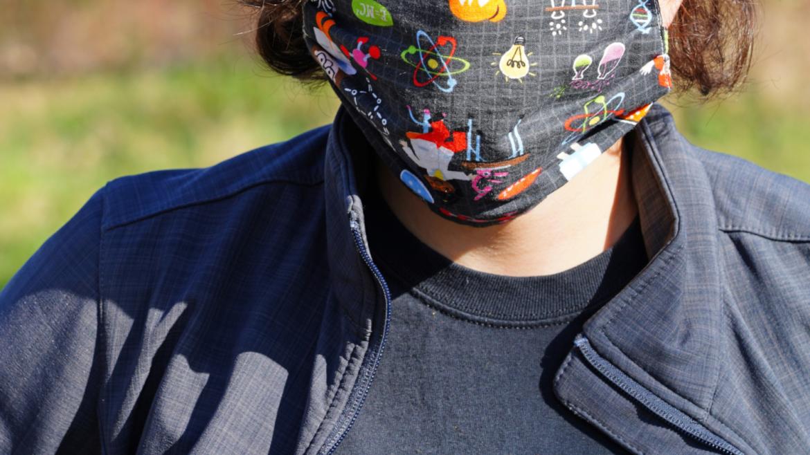 Guía COVID-19 para organizar actividades Persona con mascarilla de colores