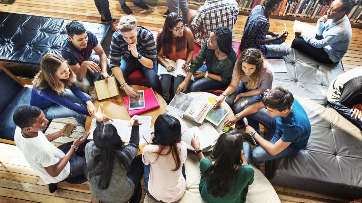 Grupo de estudiantes trabajando 