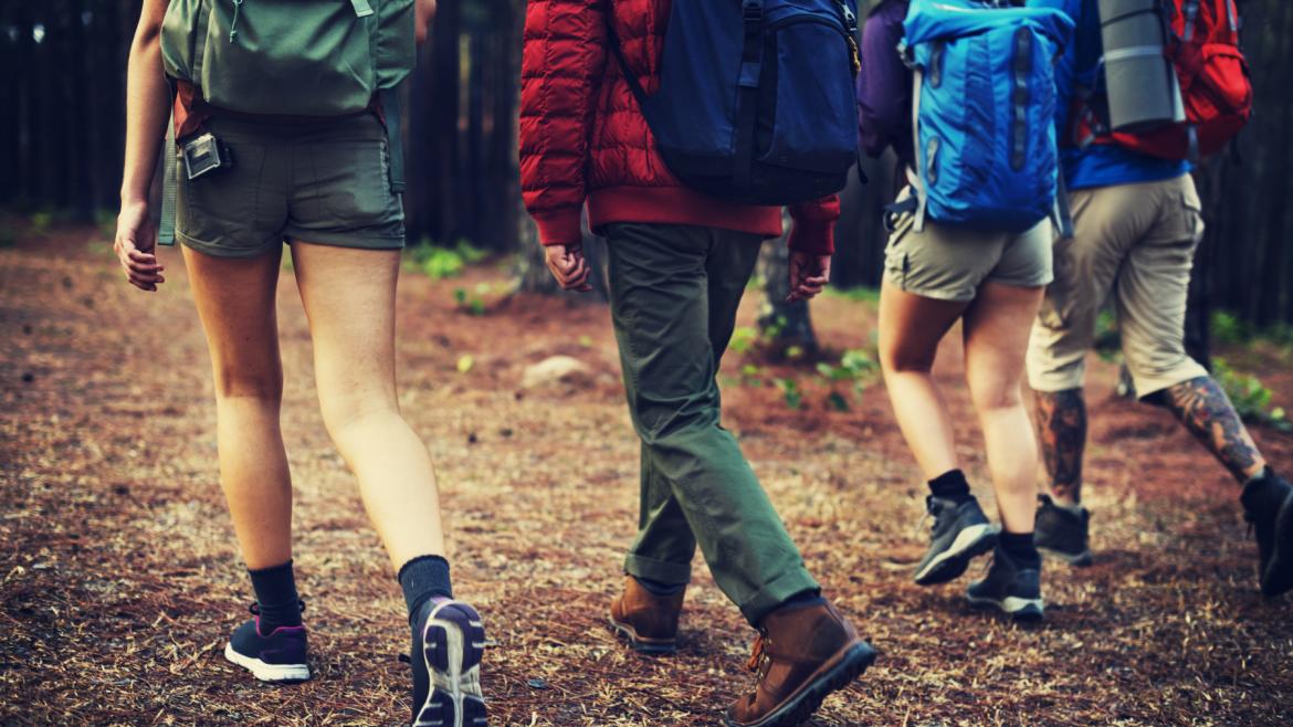 Jóvenes caminando con mochilas