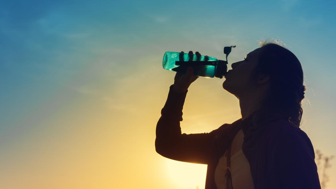 Joven bebiendo agua