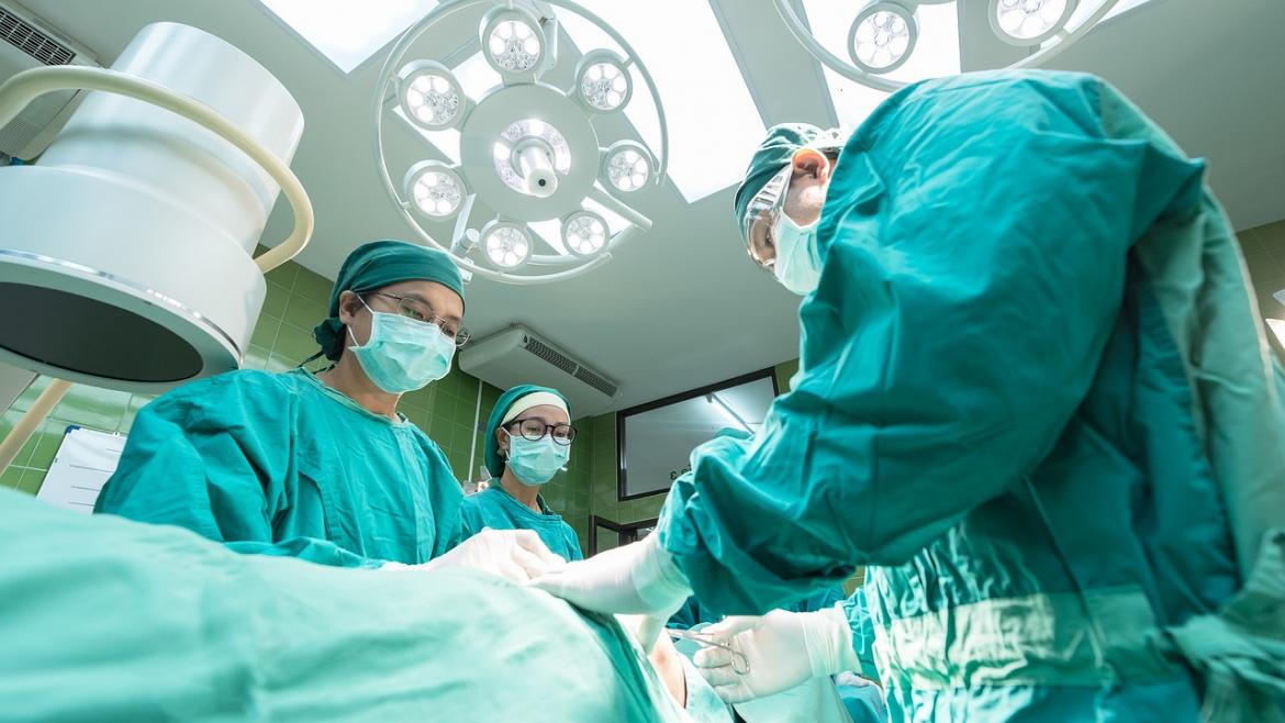 Curso de cirugía bariátrica en el hospital de Fuenlabrada Cirujanos en un quirófano