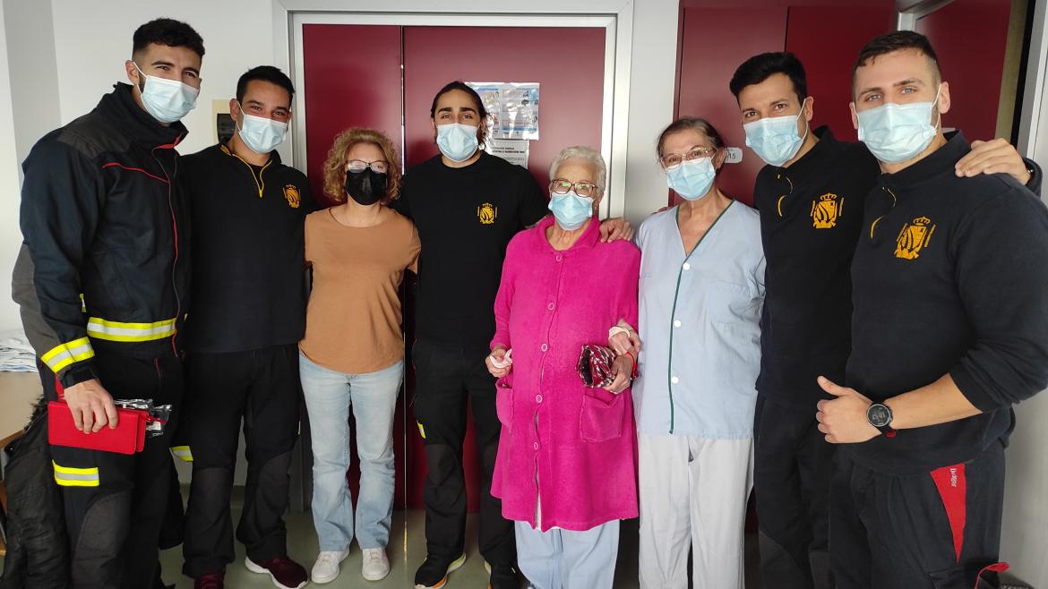 Bomberos de Fuenlabrada visitan a pacientes en el Hospital de Fuenlabrada Bomberos visitan a mujeres en un hospital