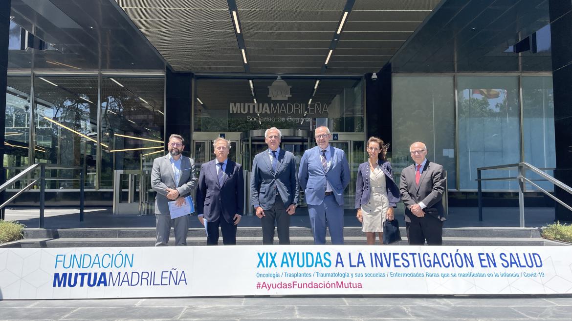 Grupo de Investigadores de La Paz junto con el consejero de Sanidad madrileño