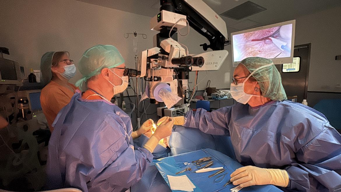 El doctor Angel Arteaga durante una intervención en el Hospital de Móstoles, junto a la enfermera Montserrat García Contreras El doctor Angel Arteaga durante una intervención en el Hospital de Móstoles