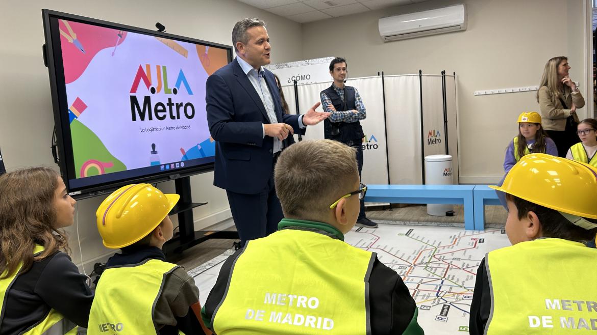 La Comunidad de Madrid amplía el proyecto de AulaMetro a los talleres del suburbano y llega al doble de alumnos que en el curso anterior El consejero Rodrigo
