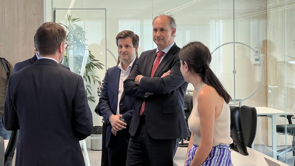 El consejero en el acto