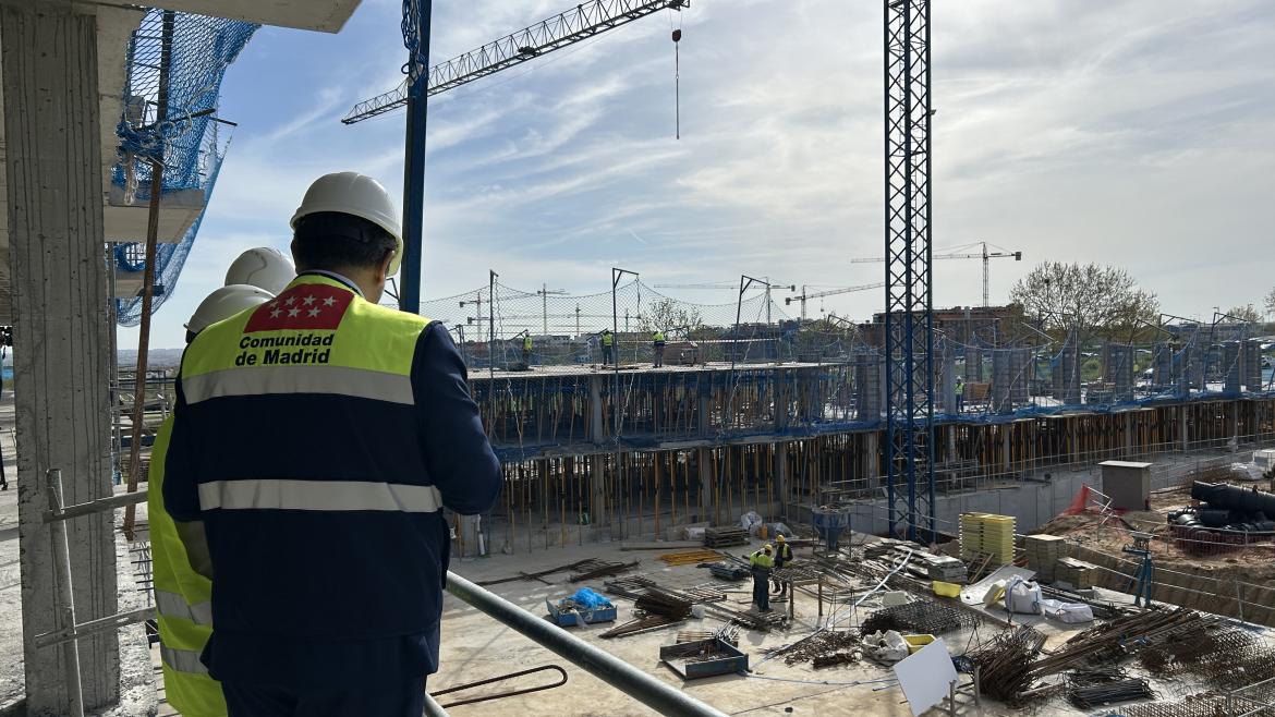 La Comunidad de Madrid avanza en la construcción de 318 viviendas de alquiler asequible en Navalcarnero El consejero Rodrigo