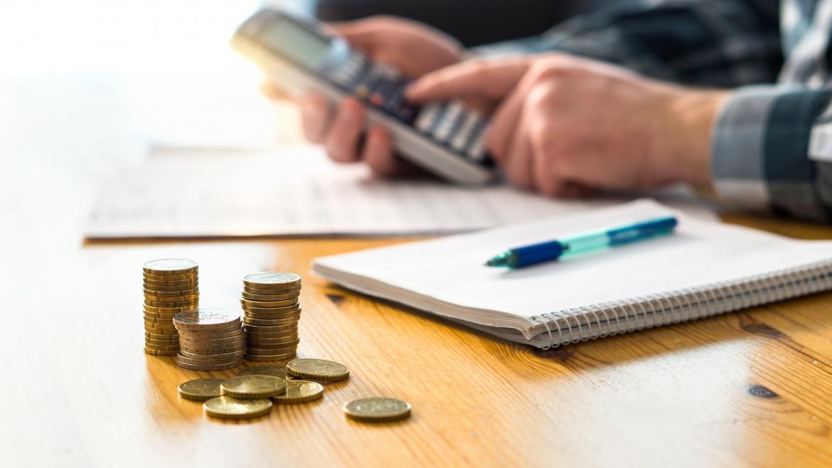 La Comunidad de Madrid cerró 2022 con la inflación más baja de España y redujo casi un punto su IPC en diciembre Una persona calculando con una calculadora