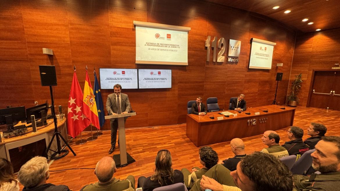 Entrega insignias de plata