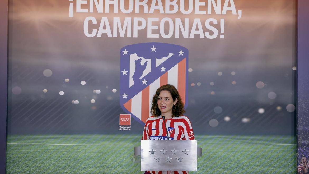 Díaz Ayuso felicita al Atlético de Madrid Femenino por su segunda Copa de la Reina: “Son modelo de orgullo e inspiración para muchas mujeres” La presidenta Díaz Ayuso durante su discurso