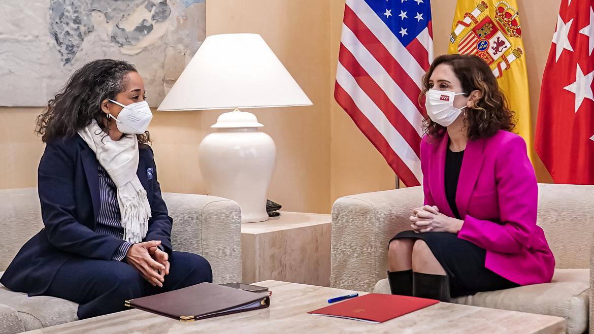 La presidenta y la embajadora conversan