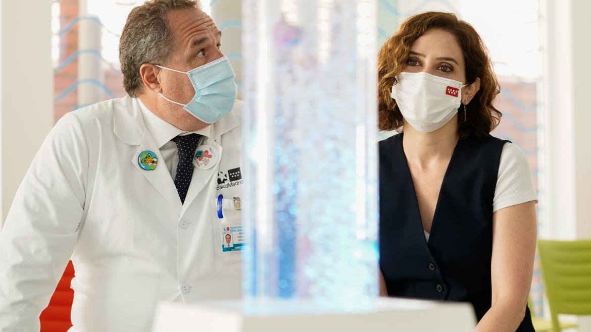 La presidenta junto al gerente del hospital