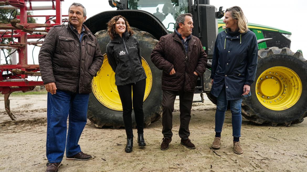 La presidenta y la consejera de Medio Ambiente junto a otras personas