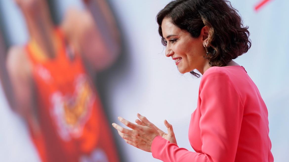 La presidenta Isabel Díaz Ayuso entrega las condecoraciones de la Orden del Dos de Mayo a la “España real”, hombres y mujeres que “nos llenan de orgu La presidenta aplaude durante el acto