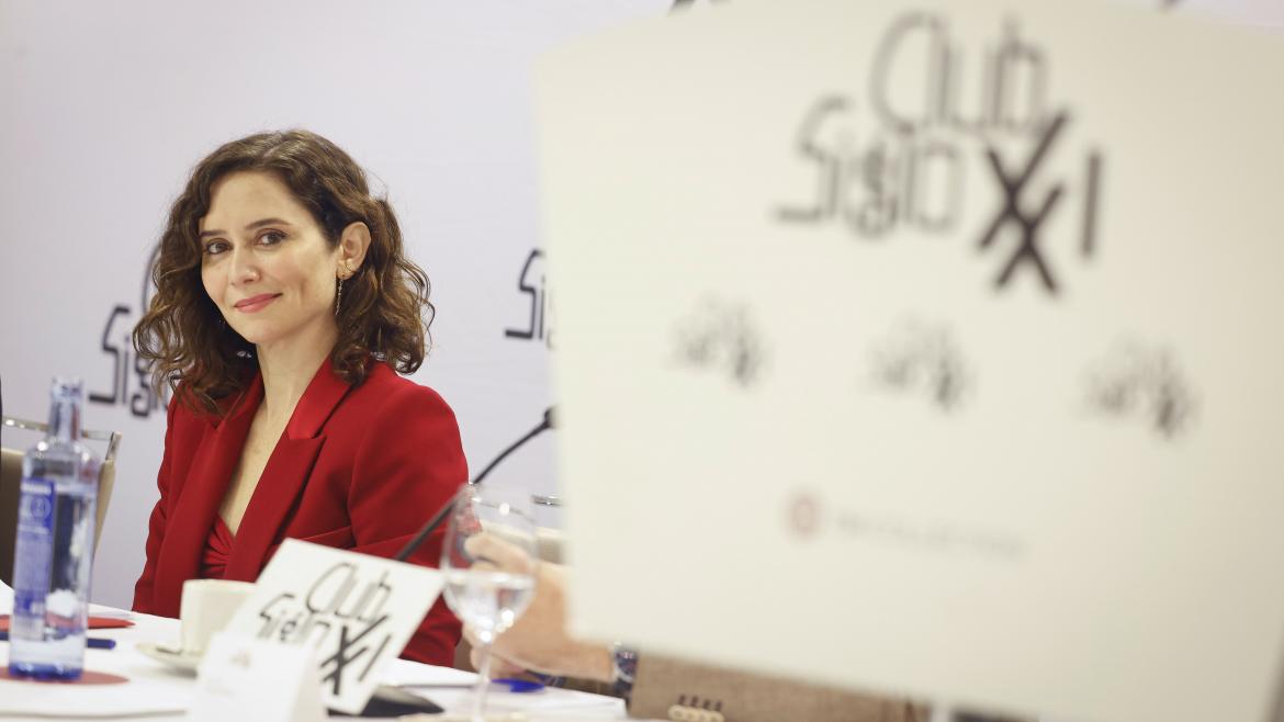 La presidenta sentada en la mesa del foro